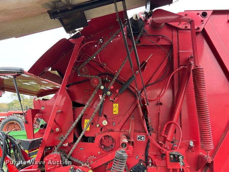 image for item EE4118 2017 New Holland Roll Belt 460 Cropcutter round baler