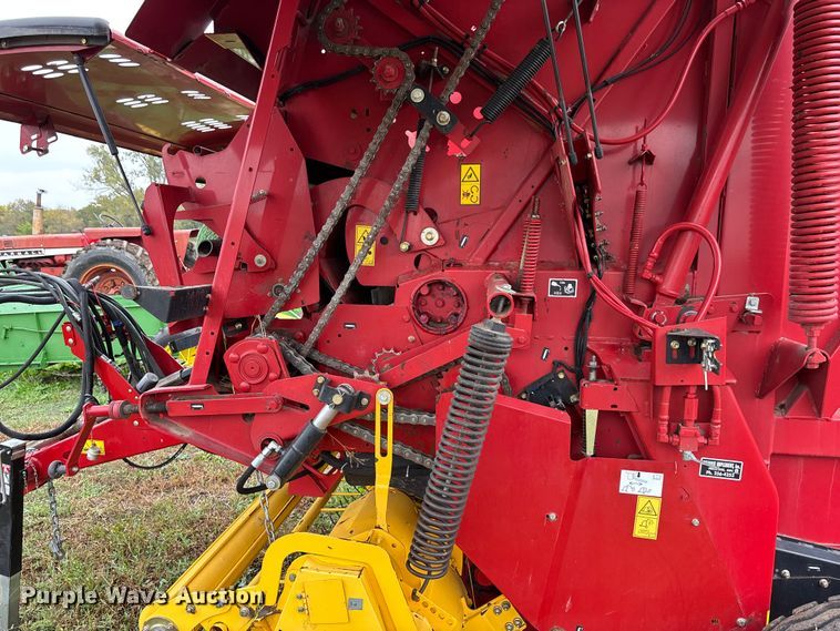 image for item EE4118 2017 New Holland Roll Belt 460 Cropcutter round baler