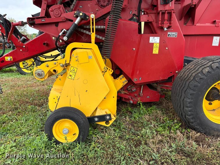 image for item EE4118 2017 New Holland Roll Belt 460 Cropcutter round baler