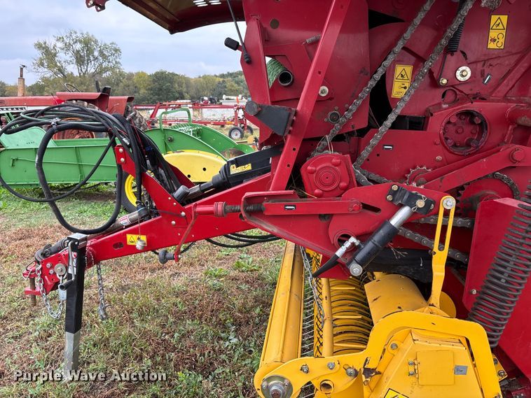 image for item EE4118 2017 New Holland Roll Belt 460 Cropcutter round baler