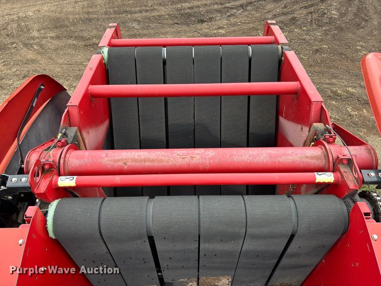 image for item EE4118 2017 New Holland Roll Belt 460 Cropcutter round baler