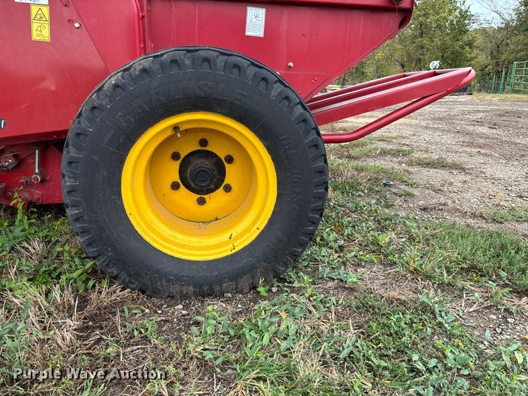 image for item EE4118 2017 New Holland Roll Belt 460 Cropcutter round baler