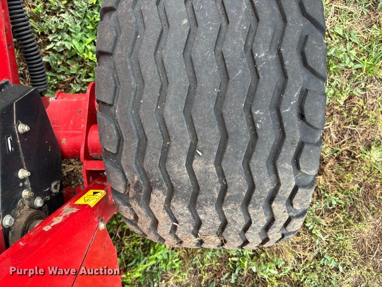 image for item EE4118 2017 New Holland Roll Belt 460 Cropcutter round baler