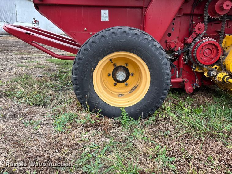 image for item EE4118 2017 New Holland Roll Belt 460 Cropcutter round baler