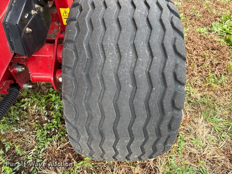 image for item EE4118 2017 New Holland Roll Belt 460 Cropcutter round baler