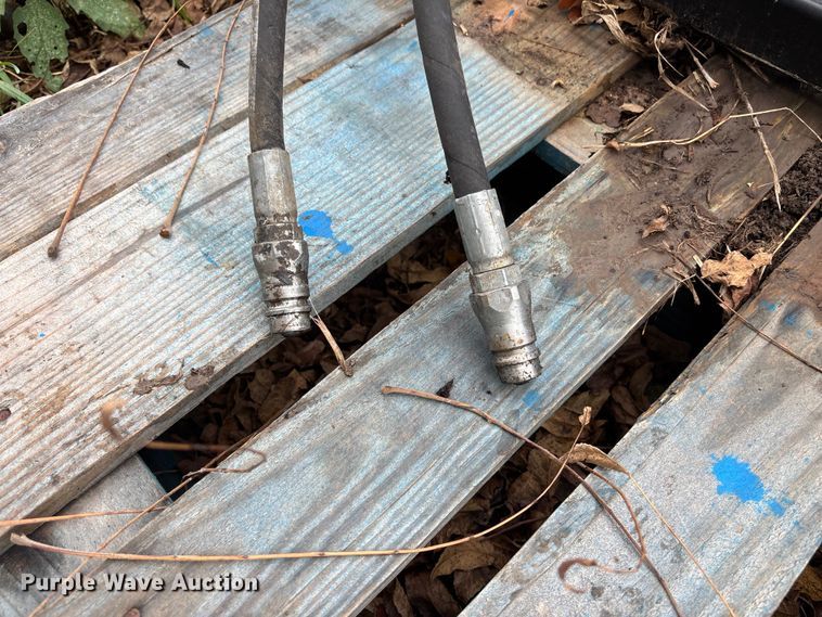 image for item EE4121 Hydrated Hydra TM200 hay bale unroller