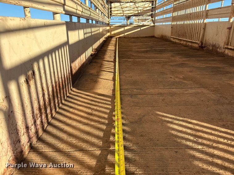 image for item EF6171 1997 Gooseneck A7A1 livestock trailer