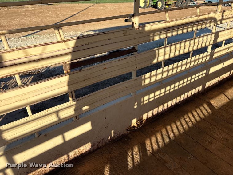 image for item EF6171 1997 Gooseneck A7A1 livestock trailer