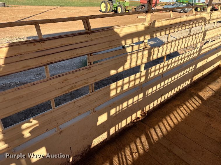 image for item EF6171 1997 Gooseneck A7A1 livestock trailer