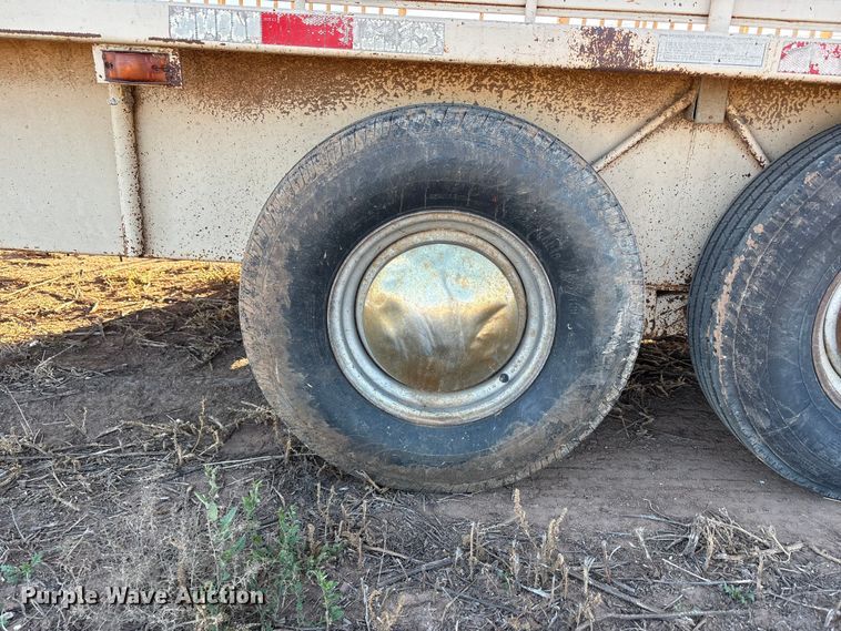 image for item EF6171 1997 Gooseneck A7A1 livestock trailer