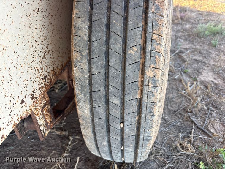 image for item EF6171 1997 Gooseneck A7A1 livestock trailer