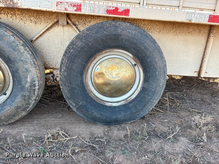 image for item EF6171 1997 Gooseneck A7A1 livestock trailer
