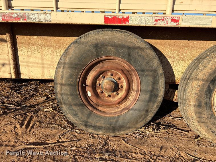 image for item EF6171 1997 Gooseneck A7A1 livestock trailer