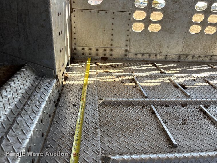 image for item EF6179 2005 Wilson PSDCL-402 livestock trailer