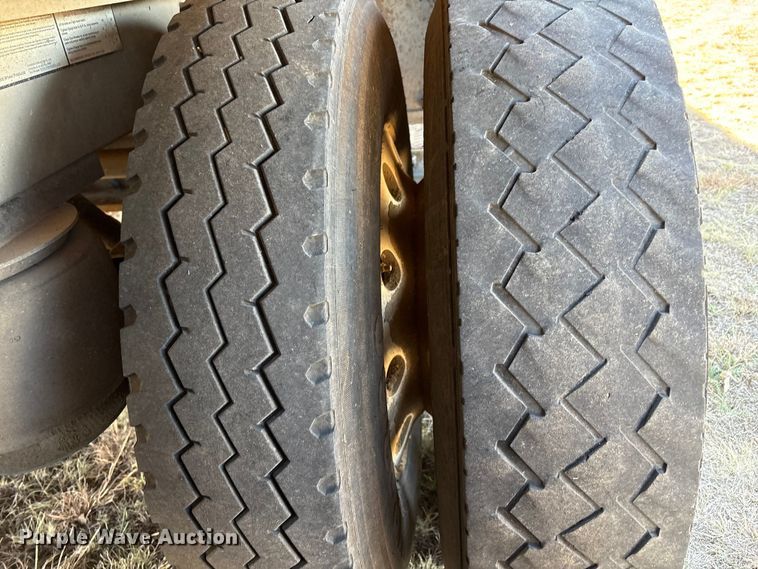 image for item EF6179 2005 Wilson PSDCL-402 livestock trailer