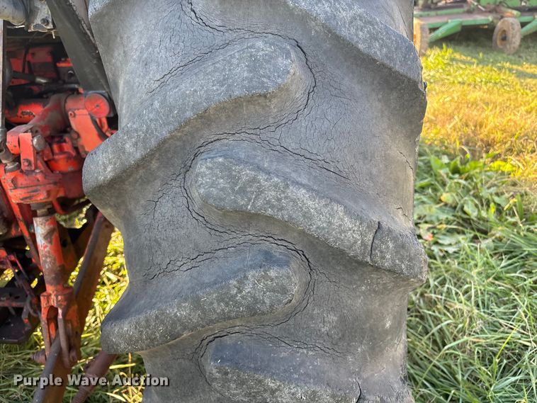 image for item EG8273 Case 1490 tractor