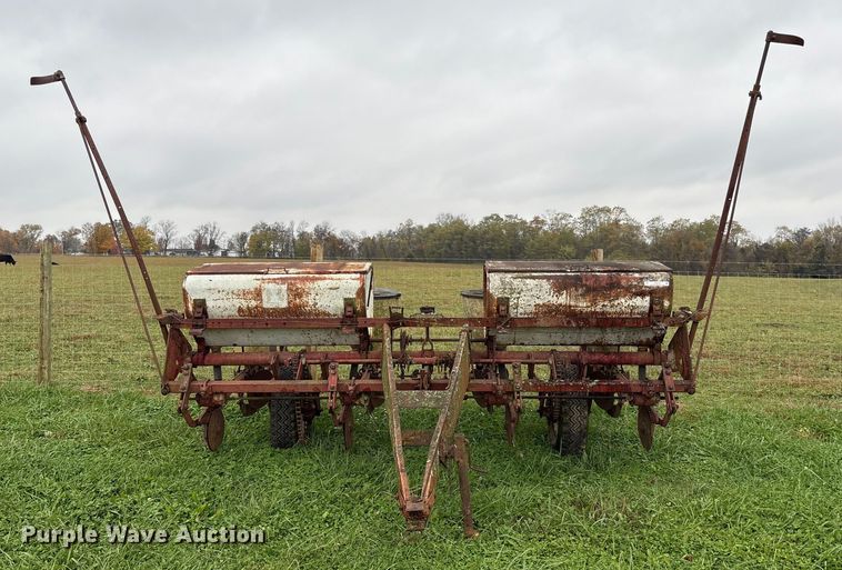 image for item EM6160 International 455 planter