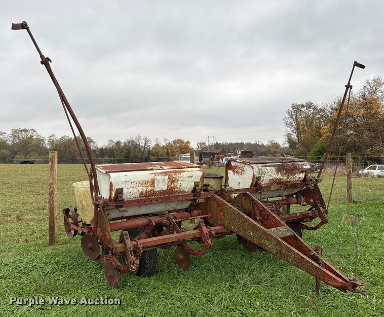 image for item EM6160 International 455 planter