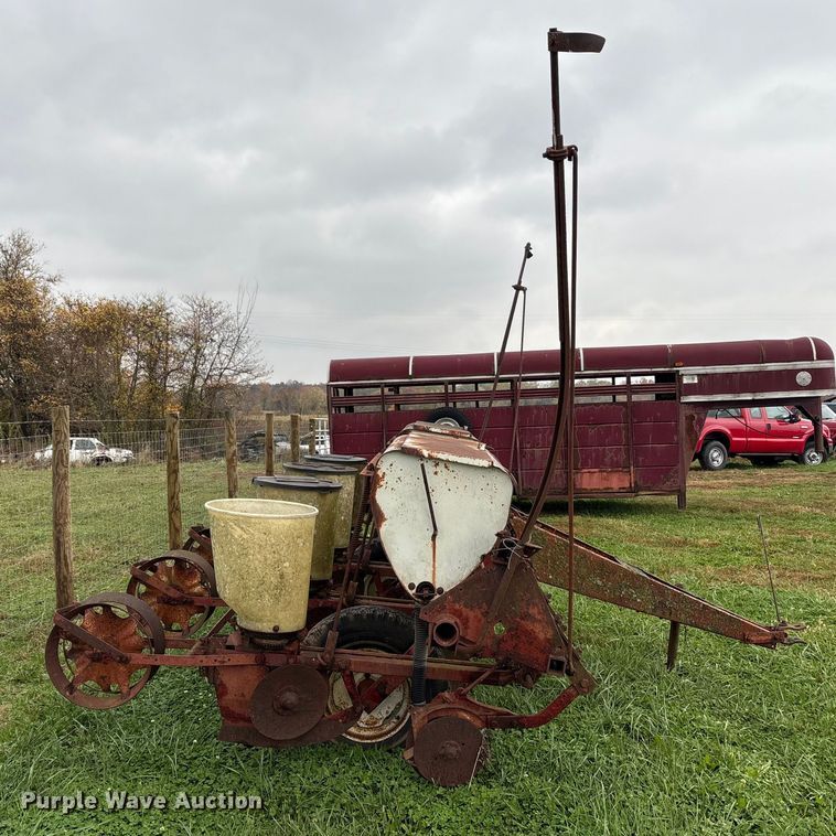 image for item EM6160 International 455 planter