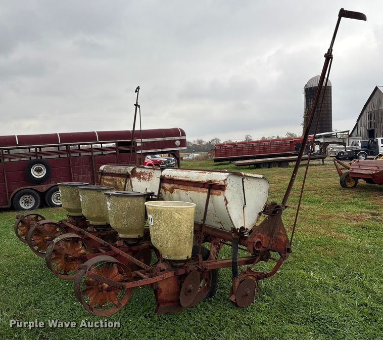 image for item EM6160 International 455 planter