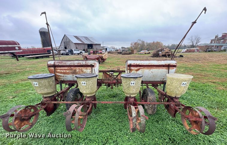 image for item EM6160 International 455 planter