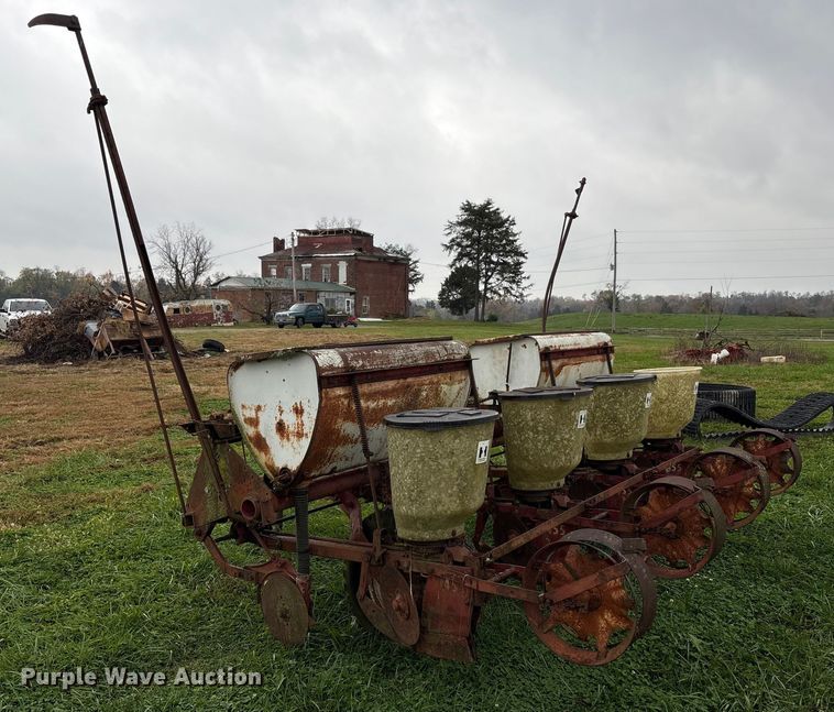 image for item EM6160 International 455 planter