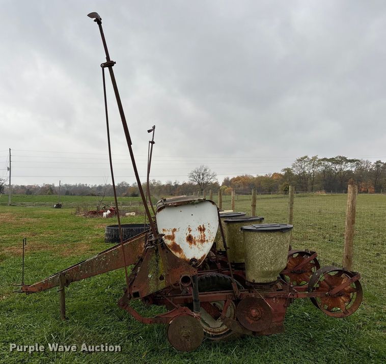 image for item EM6160 International 455 planter