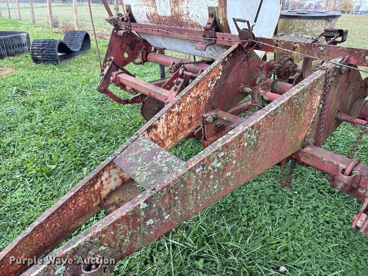 image for item EM6160 International 455 planter
