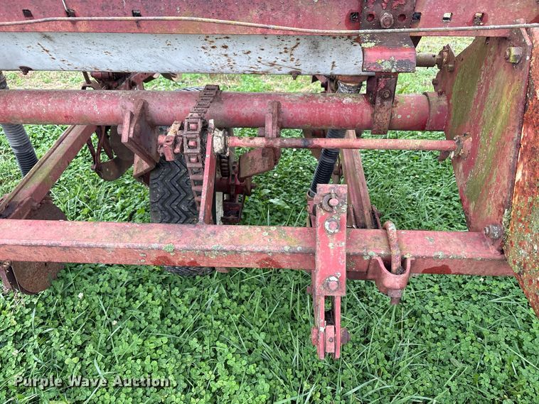 image for item EM6160 International 455 planter