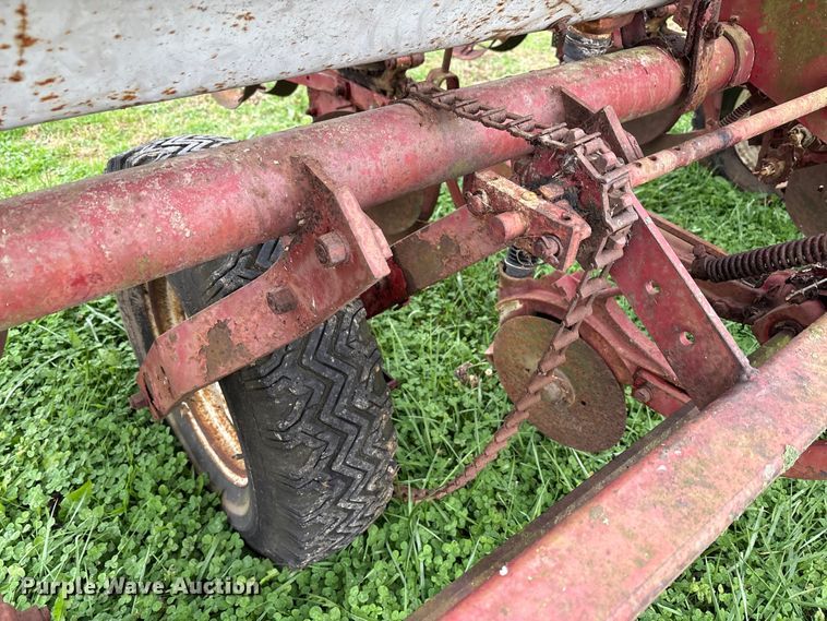 image for item EM6160 International 455 planter