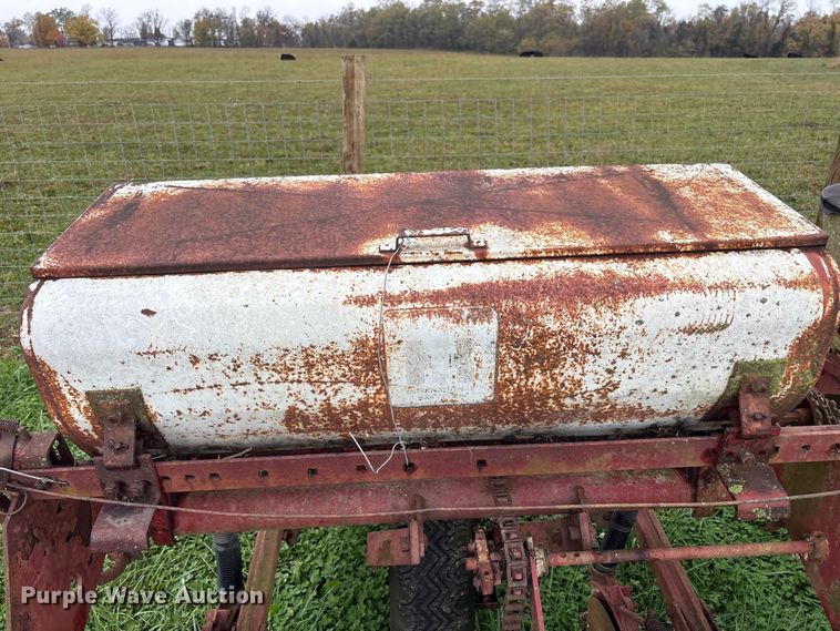 image for item EM6160 International 455 planter