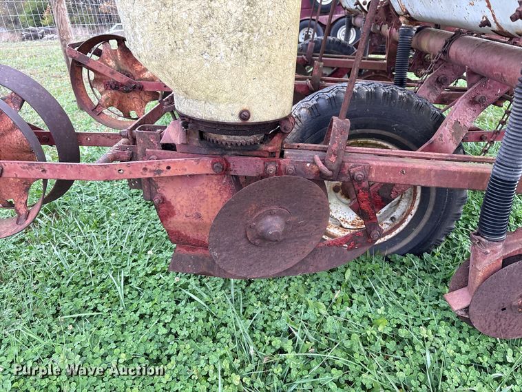 image for item EM6160 International 455 planter