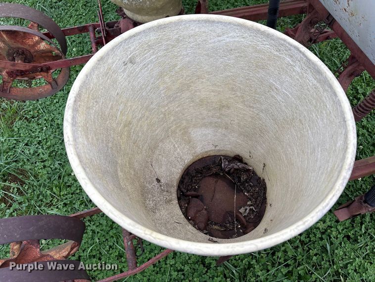 image for item EM6160 International 455 planter