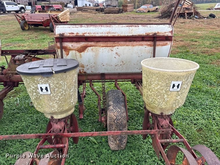 image for item EM6160 International 455 planter