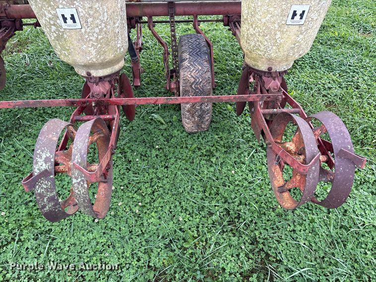 image for item EM6160 International 455 planter