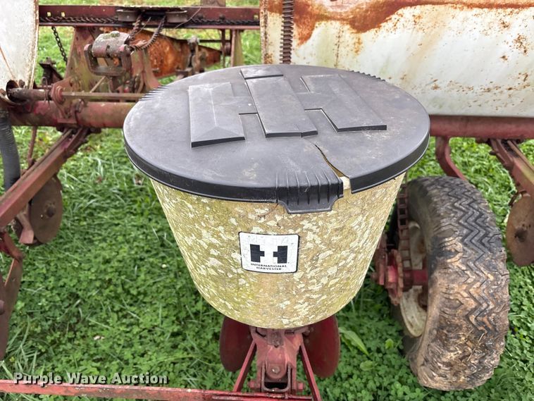 image for item EM6160 International 455 planter