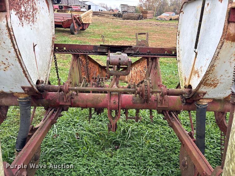 image for item EM6160 International 455 planter