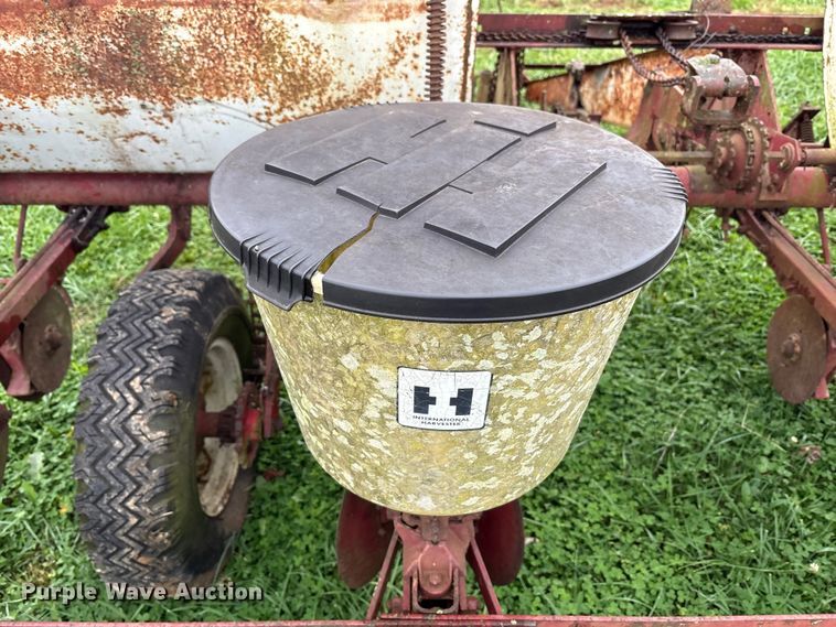 image for item EM6160 International 455 planter