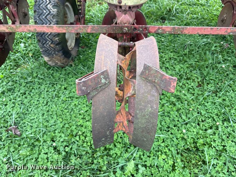 image for item EM6160 International 455 planter