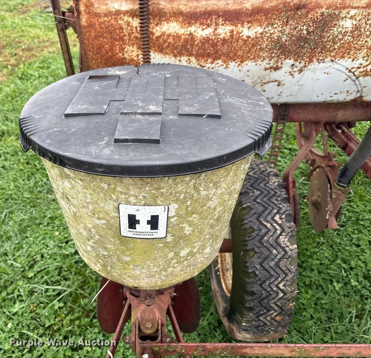 image for item EM6160 International 455 planter