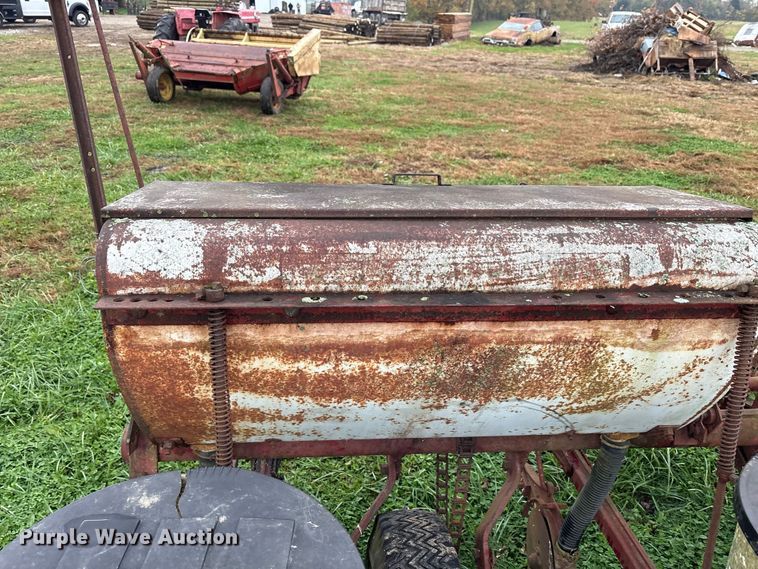 image for item EM6160 International 455 planter