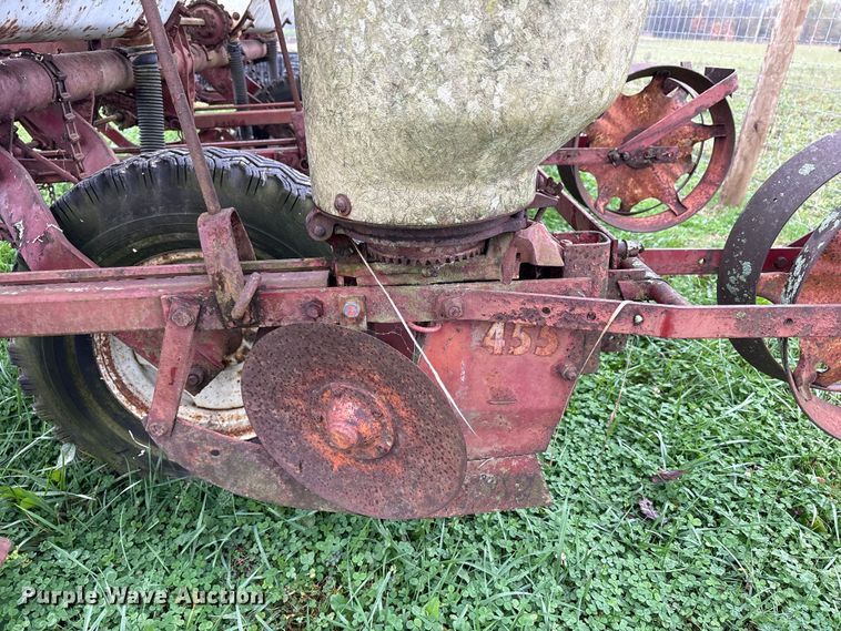 image for item EM6160 International 455 planter