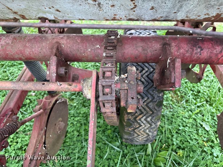 image for item EM6160 International 455 planter