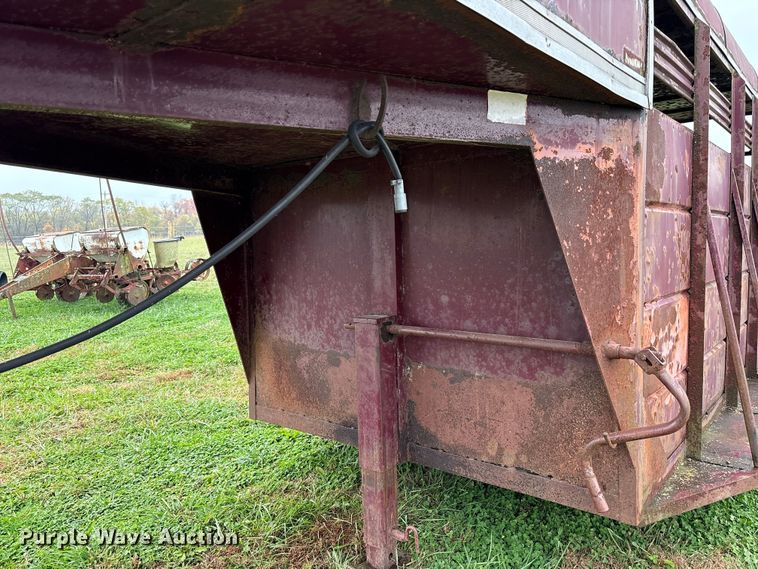 image for item EM6161 1987 Ponderosa Trailers livestock trailer