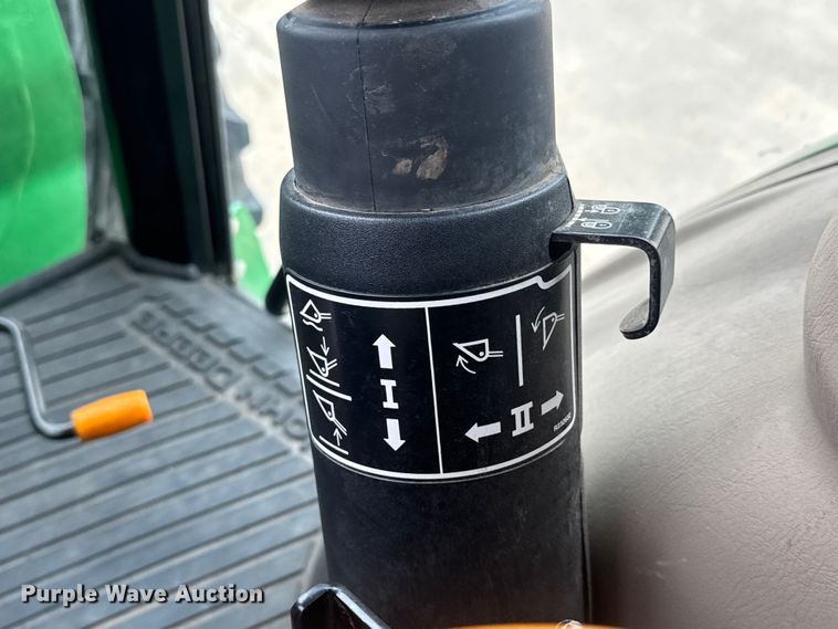 image for item EM8496 2010 John Deere 5085M MFWD tractor