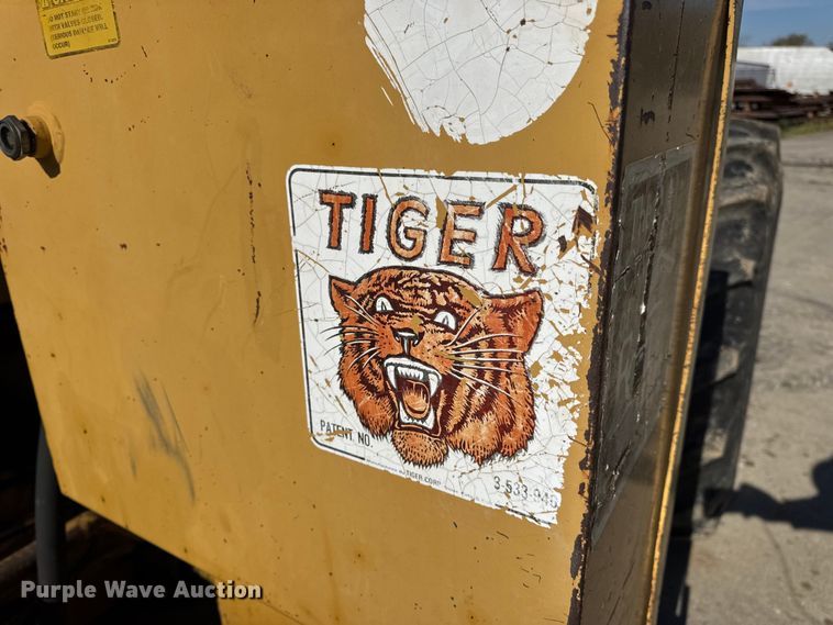 image for item EN0690 Ford 260C tractor