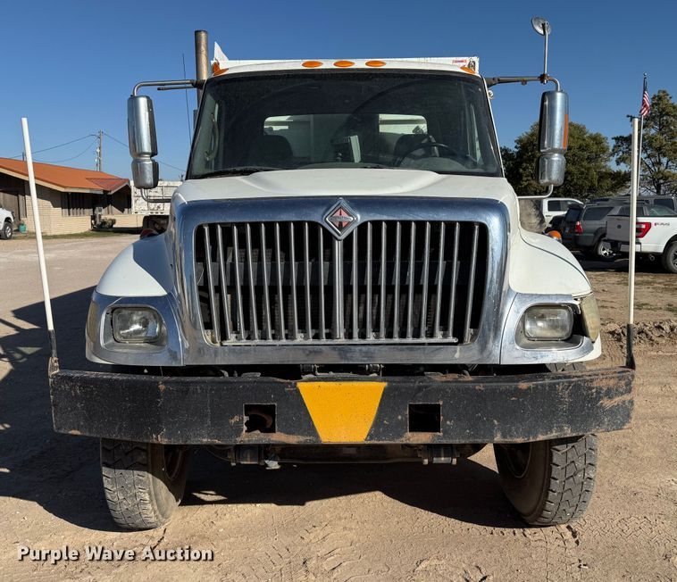 image for item EP0806 2004 International 7400 feed mixer truck