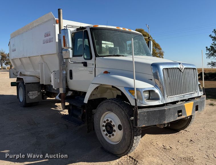 image for item EP0806 2004 International 7400 feed mixer truck