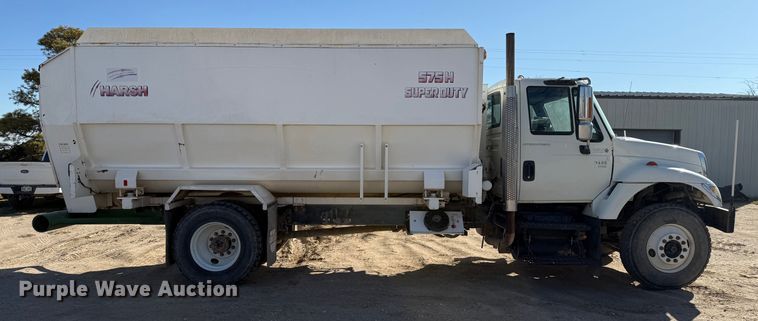 image for item EP0806 2004 International 7400 feed mixer truck