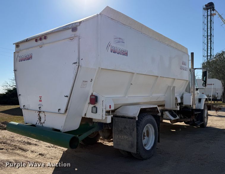 image for item EP0806 2004 International 7400 feed mixer truck